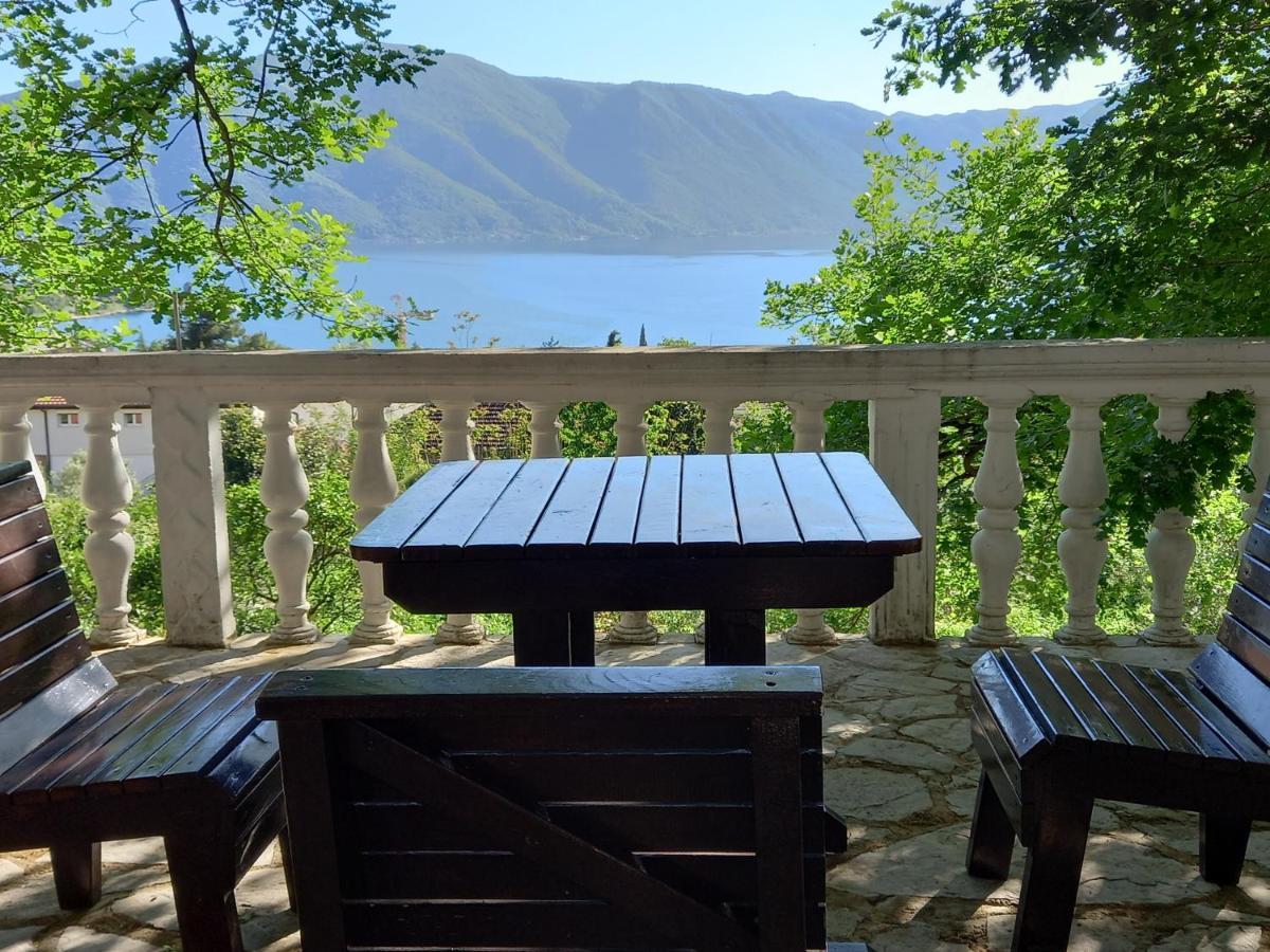 Отель Sea View Рисан Экстерьер фото