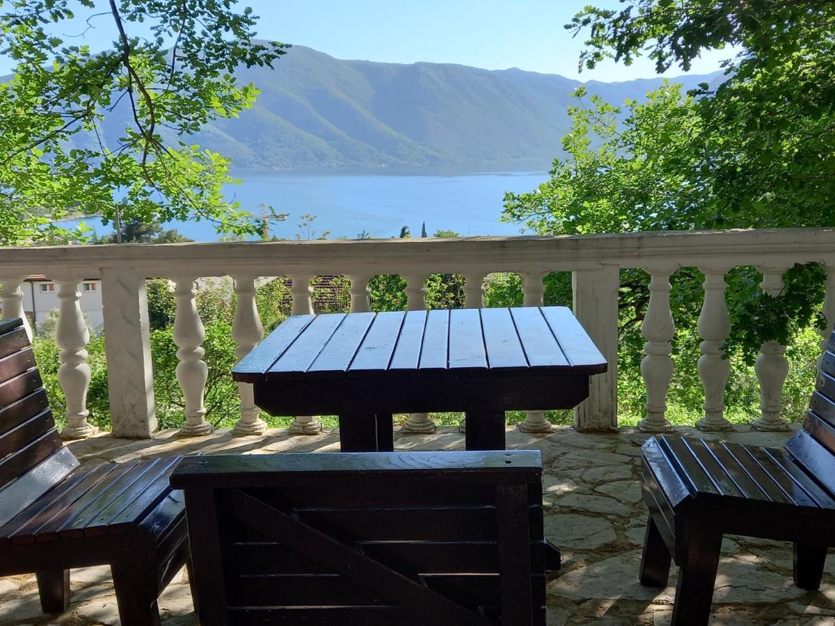 Отель Sea View Рисан Экстерьер фото